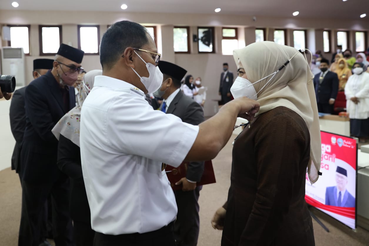 Sematkan Tanda Kehormatan dan Pin Emas, Wali Kota Makassar: Berkarya dan Penuh Dedikasi